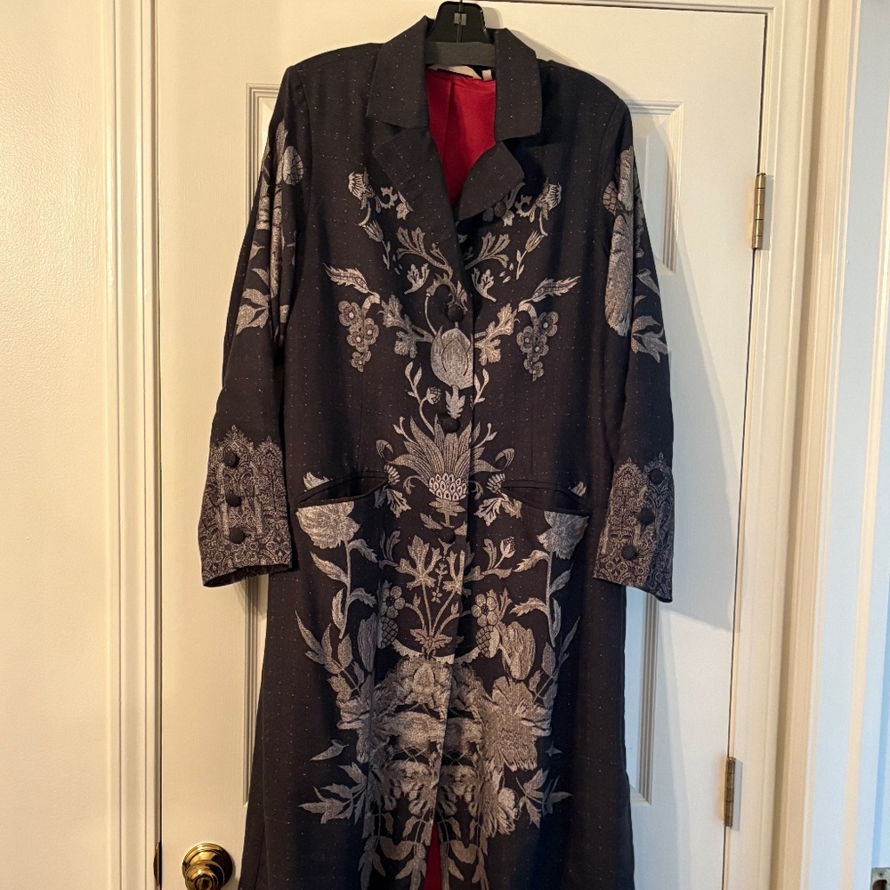 Soft Surrounding, duster. size L, beautiful red silk lining, Gray and white